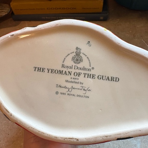 VINTAGE Royal Doulton Character Jug -YEOMAN OF THE GUARD-BEEFEATER #D6873 ~ 7" - Picture 6 of 10